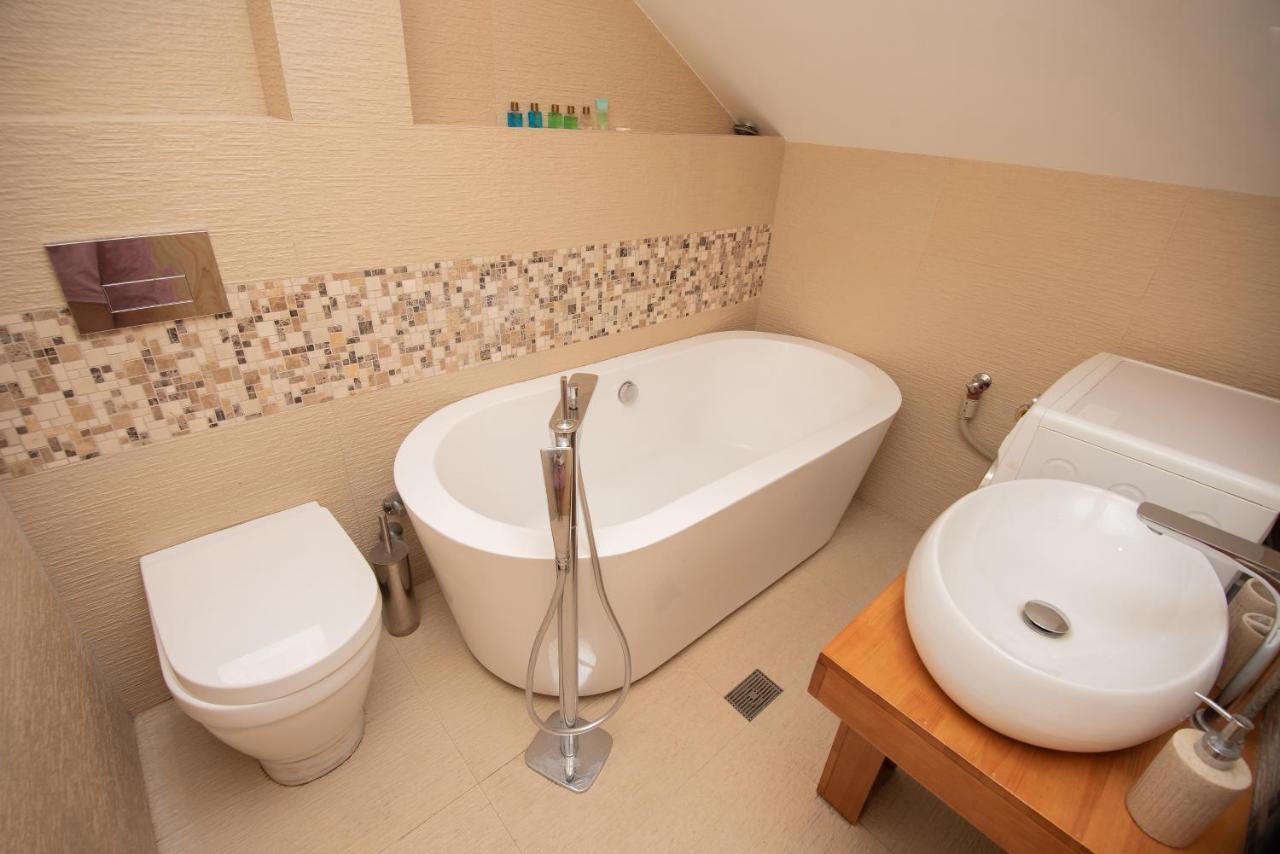 Luxury 4 Bedroom Apartment #1 In The City Center Of Tbilisi Exterior photo